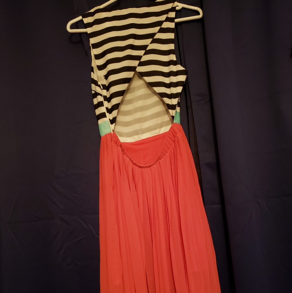 Dress - Picture 8 of 9